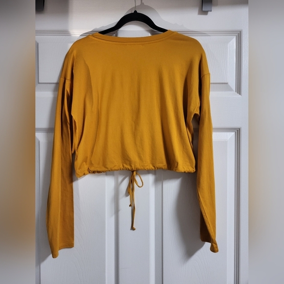 Love J-NWOT- Womens Gold Long Sleeve Crop Tie Front Shirt - Picture 4 of 4